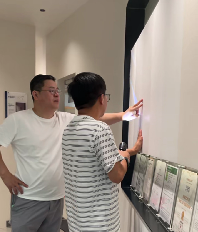 高定领袖张传喜先生莅临卡百利广州直营店参观指导，盛赞艺术品级墙面效果